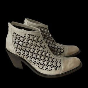 Independent boot company 7.5 ankle bootie studded laser cut western